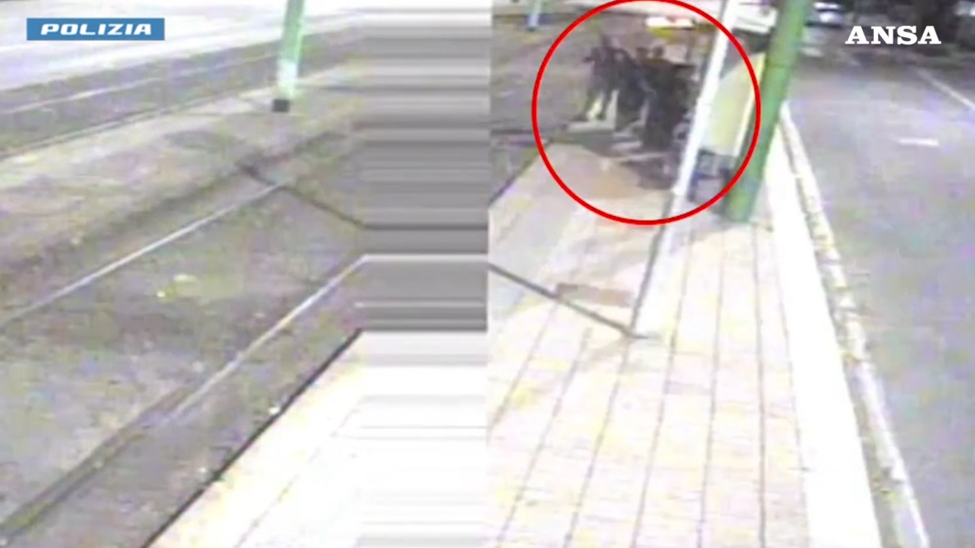accoltellato per rapina a milano fermati due 16enni dalla polizia il video dell8217aggressione