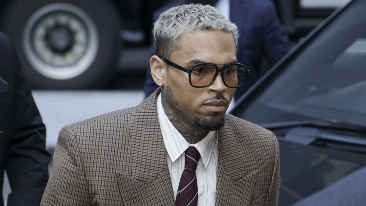 Chris Brown è stato condannato per rissa dal Tribunale di Londra. Il giudice: “Era chiaramente pericoloso”. L’artista evita il carcere, ecco perché