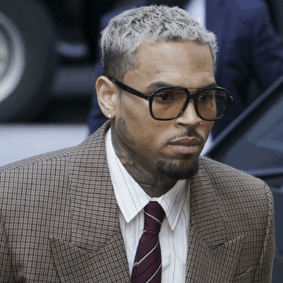 Copertina di Chris Brown è stato condannato per rissa dal Tribunale di Londra. Il giudice: “Era chiaramente pericoloso”. L’artista evita il carcere, ecco perché