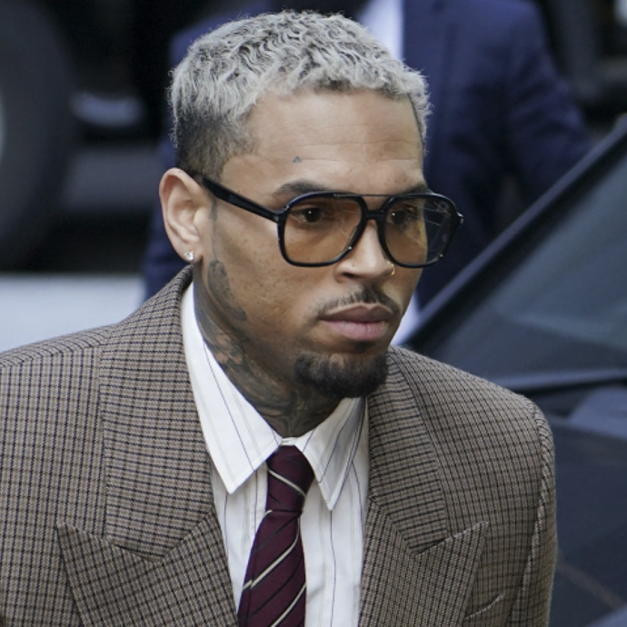 “Non ho colpito nessuno con la bottiglia di tequila al club”: Chris Brown nega tutto in tribunale