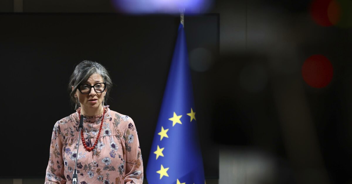 Sostegno a Francesca Albanese anche da parte dell’Ue. Dalle istituzioni italiane neppure una parola