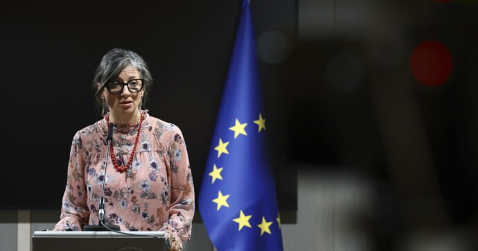 Sostegno a Francesca Albanese anche da parte dell’Ue. Dalle istituzioni italiane neppure una parola