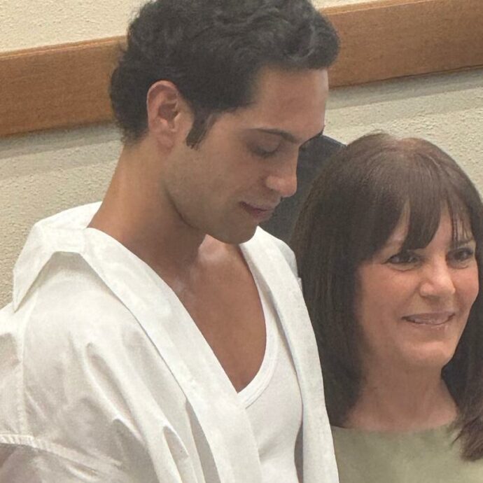 Mahmood riceve la Cittadinanza Onoraria e le Chiavi della Città di Orosei: “Qui ritrovo me stesso” – VIDEO