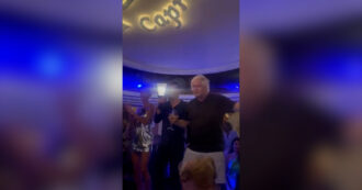Copertina di L’ex premier Boris Johnson scatenato a Capri: balla e canta sulle note di Sweet Caroline – Video