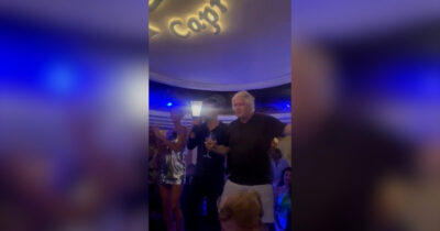 Copertina di L’ex premier Boris Johnson scatenato a Capri: balla e canta sulle note di Sweet Caroline – Video
