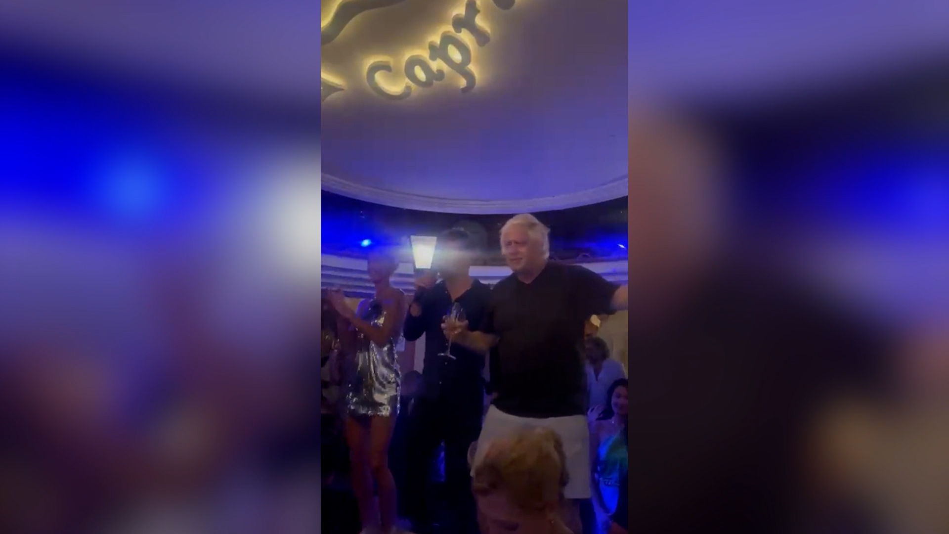 l8217ex premier boris johnson scatenato a capri balla e canta sulle note di sweet caroline 8211 video