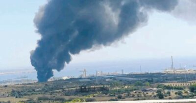 Copertina di Augusta, brucia l’impianto dei rifiuti da sei giorni: “Aria irrespirabile, vogliamo sapere”