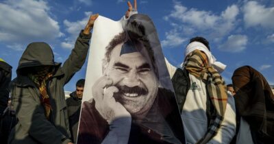 Copertina di PKK, addio alle armi: si dissolve la formazione armata del Partito dei lavoratori del Kurdistan