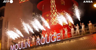 Copertina di Tornano le pale mobili al Moulin Rouge: lo show in strada per festeggiare il restauro di un simbolo di Parigi