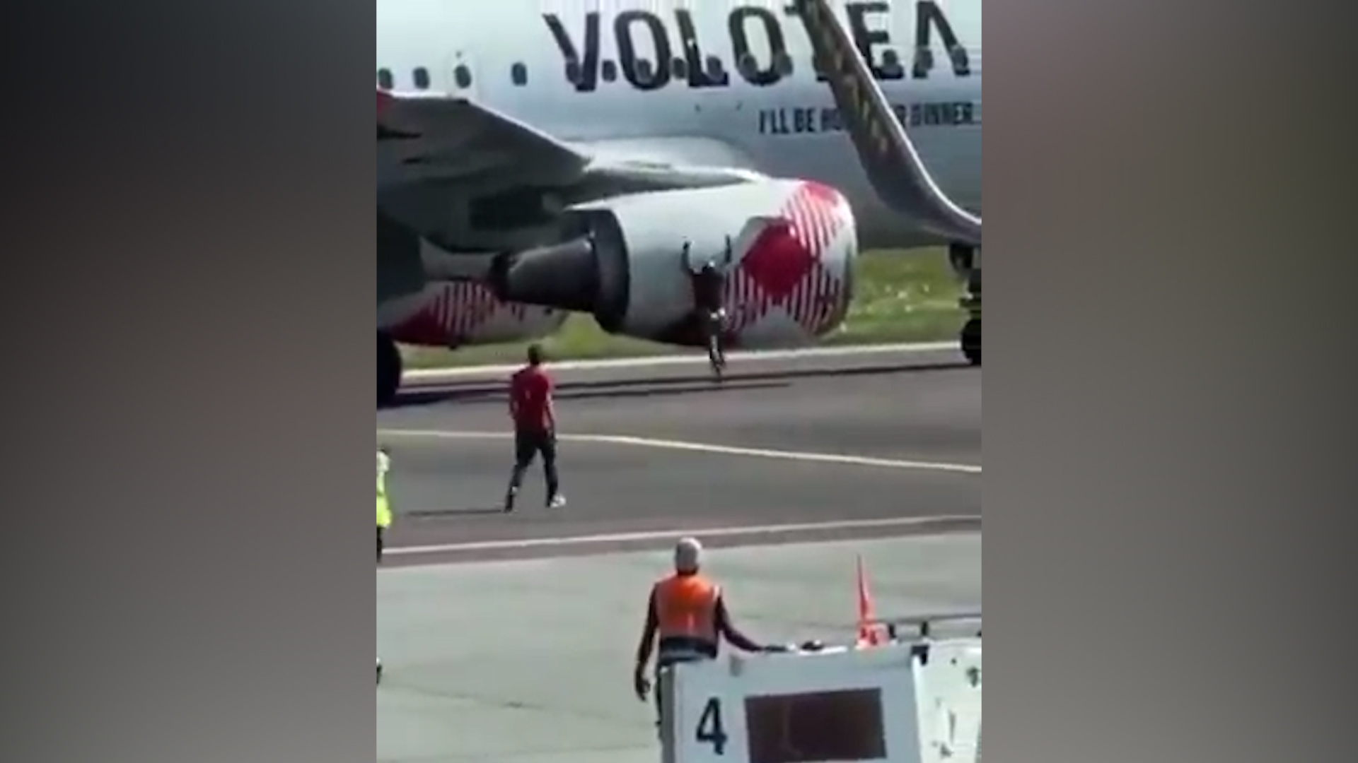 andrea russo morto all8217aeroporto di bergamo spunta un video di lui sulla pista nessuno riesce a fermarlo