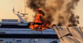 Copertina di Superyacht di lusso a fuoco nel porto di Saint-Tropez: così le fiamme divorano l’imbarcazione – Video