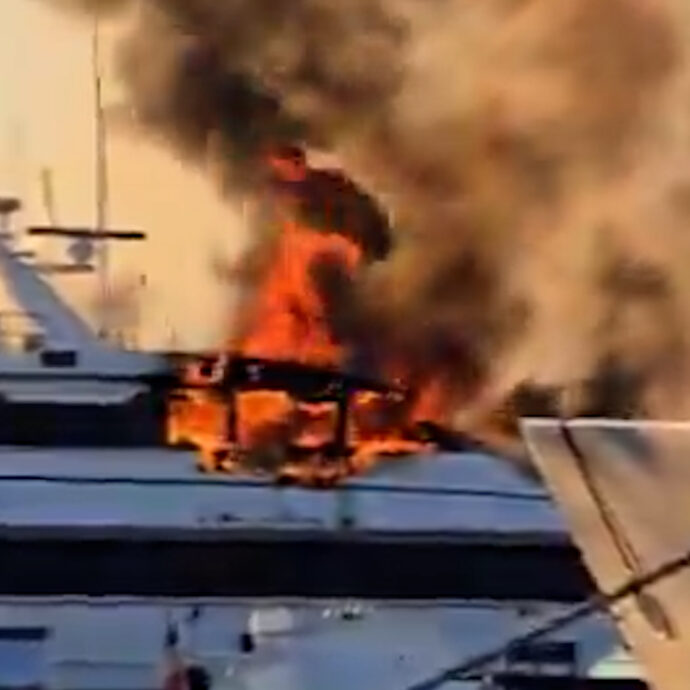 Superyacht di lusso a fuoco nel porto di Saint-Tropez: così le fiamme divorano l’imbarcazione – Video