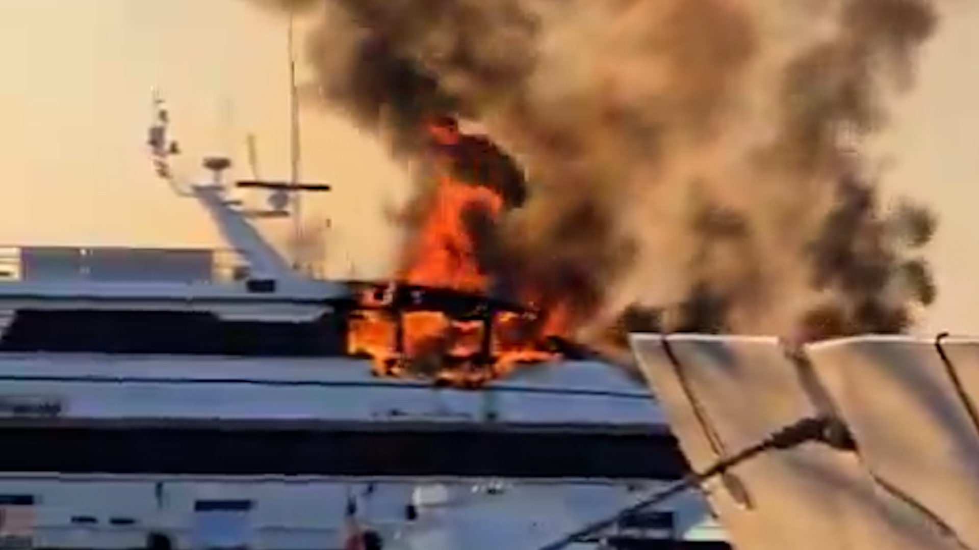 Superyacht di lusso a fuoco nel porto di Saint-Tropez: così le fiamme divorano l’imbarcazione – Video