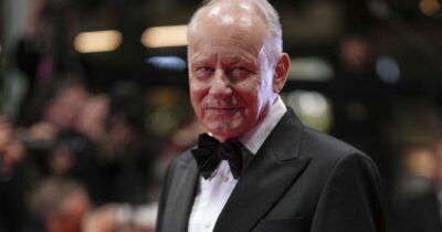 Copertina di “Ingmar Bergman è l’unica persona che conosco che abbia pianto quando Hitler è morto. ca. Un bravo regista, sì, ma un vero stron*o”: la stoccata di Stellan Skarsgard