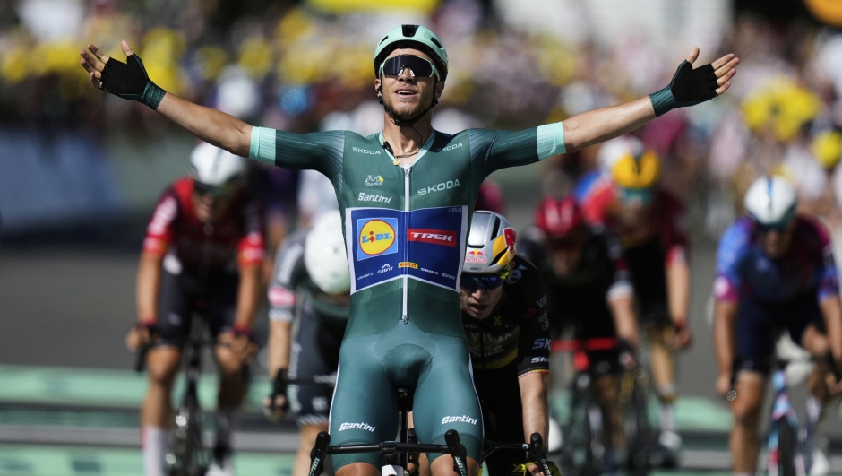 Jonathan Milan spezza il digiuno italiano al Tour de France: volata regale a Laval Jonathan Milan spezza il digiuno italiano al Tour de France: volata regale a Laval
