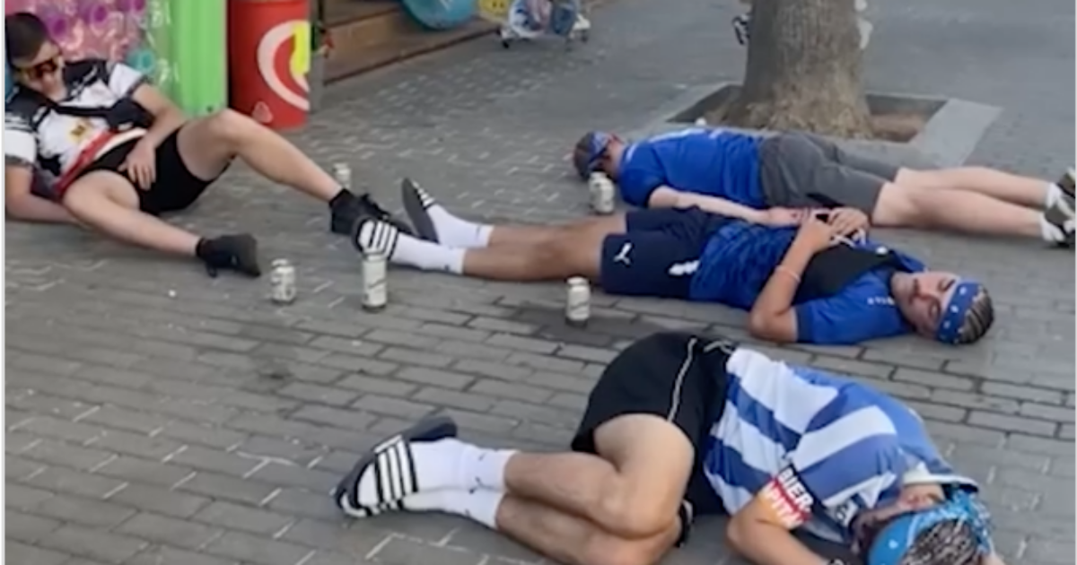 “Nemmeno prenotano un alloggio, se lo facessimo noi nel loro Paese?”: turisti tedeschi ubriachi dormono in strada a Maiorca, esplode la rabbia dei residenti