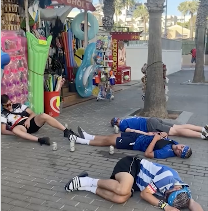 “Nemmeno prenotano un alloggio, se lo facessimo noi nel loro Paese?”: turisti tedeschi ubriachi dormono in strada a Maiorca, esplode la rabbia dei residenti