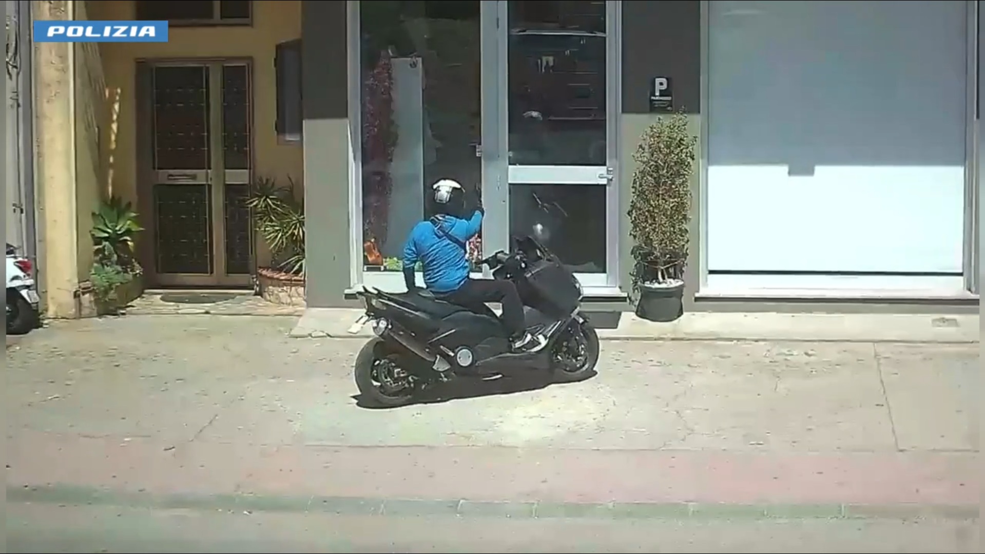 Tre sparatorie a Rosarno, arrestato il “pistolero” a bordo dello scooter: le telecamere lo incastrano – Video Tre sparatorie a Rosarno, arrestato il “pistolero” a bordo dello scooter: le telecamere lo incastrano – Video