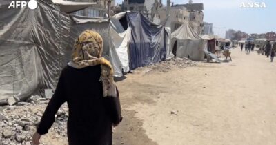 Copertina di Scene di vita quotidiana a Gaza City: il video tra le macerie della città semi-distrutta