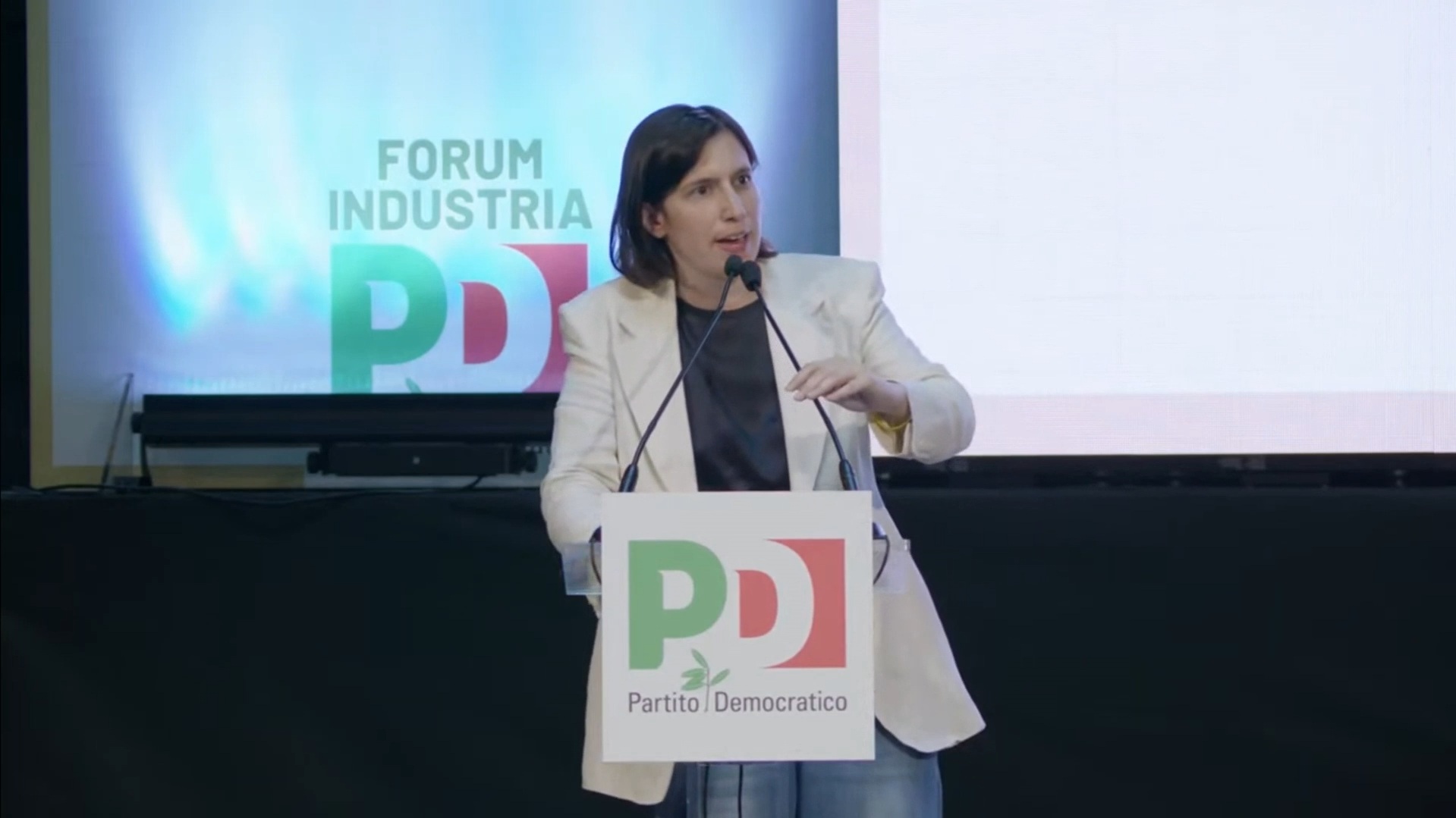 Schlein: “Dazi Usa al 30%? Follia autarchica. Parlo io perché se aspettiamo Meloni…” Schlein: “Dazi Usa al 30%? Follia autarchica. Parlo io perché se aspettiamo Meloni…”