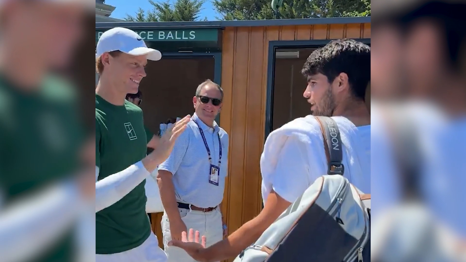 “Jannik, come stai?”: l’incontro tra Sinner e Alcaraz alla vigilia della finale di Wimbledon – Video “Jannik, come stai?”: l’incontro tra Sinner e Alcaraz alla vigilia della finale di Wimbledon – Video