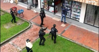 Copertina di Arrestato a Bogotà il boss della ‘ndrangheta Peppe Palermo: la polizia lo sorprende per strada – Video