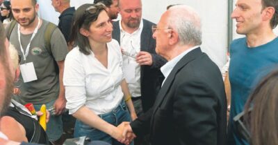 Copertina di De Luca vedrà Schlein, ma i suoi sono in rivolta