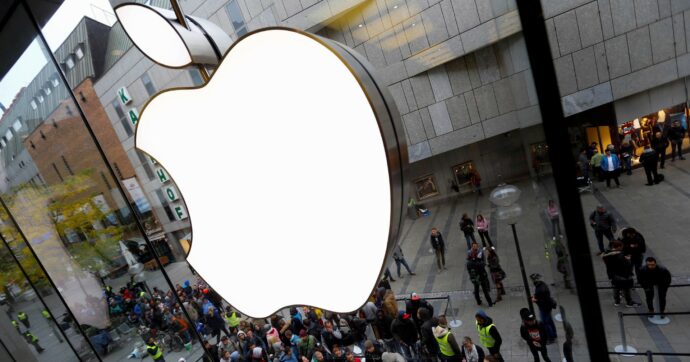 Copertina di Trump: “Dazi aggiuntivi del 25% all’India perché compra petrolio russo”. Apple pronta a investire 100 miliardi negli Usa