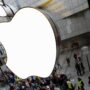 Copertina di Trump: “Dazi aggiuntivi del 25% all’India perché compra petrolio russo”. Apple pronta a investire 100 miliardi negli Usa