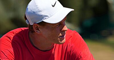 Copertina di Wimbledon, la battaglia è nella mente: Sinner e il fardello psicologico contro Alcaraz. Dalla sua ha una dote speciale