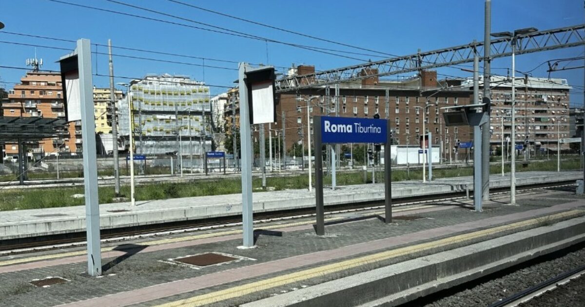 Incendio vicino ai binari, sospesa l’Alta Velocità sulla linea Roma Firenze: cancellazioni e ritardi fino a 90 minuti Incendio vicino ai binari, sospesa l’Alta Velocità sulla linea Roma Firenze: cancellazioni e ritardi fino a 90 minuti