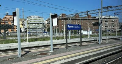 Copertina di Incendio vicino ai binari, sospesa l’Alta Velocità sulla linea Roma-Firenze: cancellazioni e ritardi fino a 90 minuti