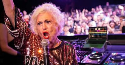 Copertina di Selfie e cori, Wanda Marchi scatenata in discoteca: il video alla serata Lgbtq+ è virale