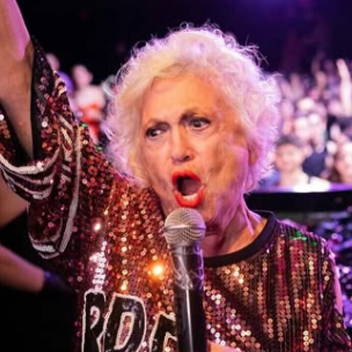 Selfie e cori, Wanda Marchi scatenata in discoteca: il video alla serata Lgbtq+ è virale