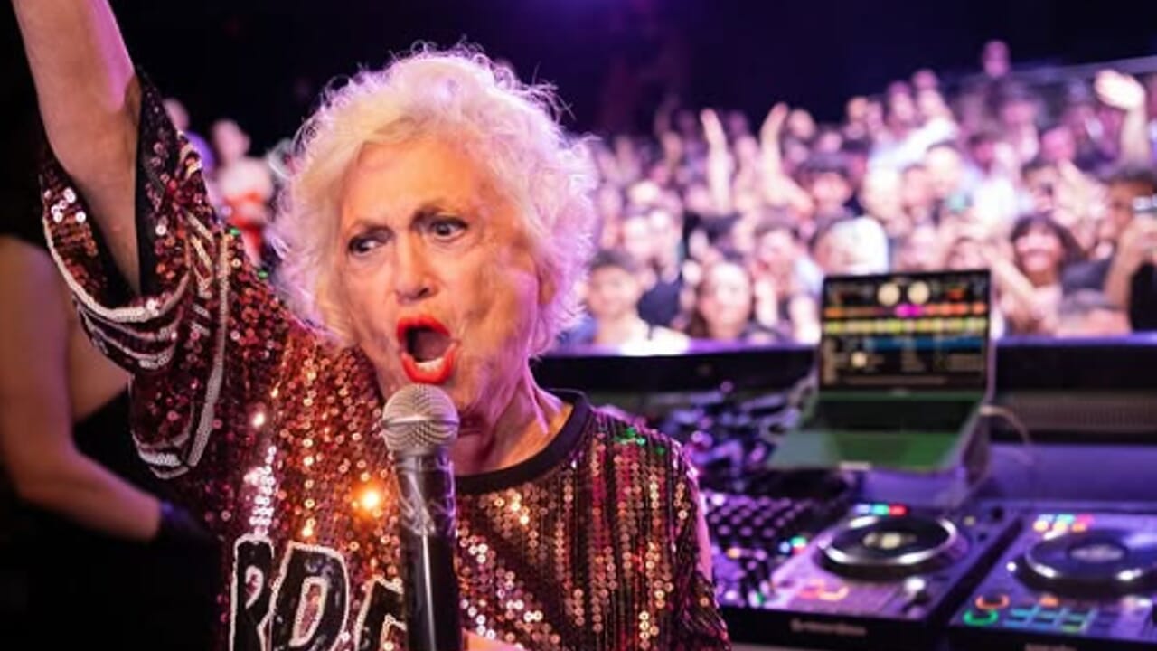 Selfie e cori, Wanda Marchi scatenata in discoteca: il video alla serata Lgbtq+ è virale Selfie e cori, Wanda Marchi scatenata in discoteca: il video alla serata Lgbtq+ è virale