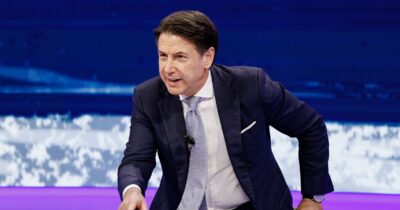 Copertina di Dazi al 30%, le opposizioni attaccano e chiedono a Meloni di riferire in Parlamento