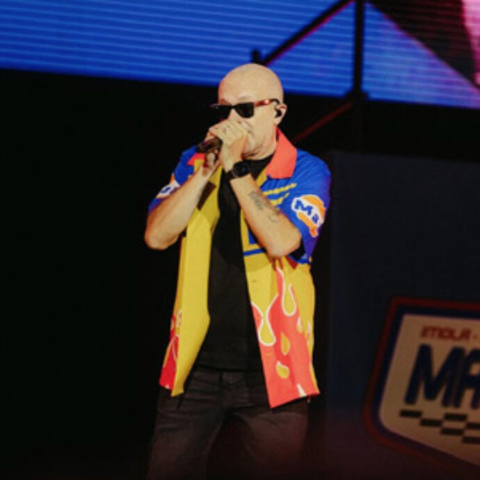 “Essere qui è un sogno che si avvera, le mie canzoni uniscono le generazioni”: Max Pezzali conquista Imola con il suo Gran Premio a tutto pop. E non esclude un cameo nella serie sugli 883