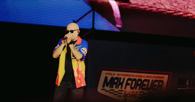 “Essere qui è un sogno che si avvera, le mie canzoni uniscono le generazioni”: Max Pezzali conquista Imola con il suo Gran Premio a tutto pop. E non esclude un cameo nella serie sugli 883 “Essere qui è un sogno che si avvera, le mie canzoni uniscono le generazioni”: Max Pezzali conquista Imola con il suo Gran Premio a tutto pop. E non esclude un cameo nella serie sugli 883