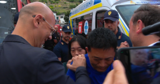 Copertina di Ritrovato il bambino scomparso a Ventimiglia, l’emozione dei genitori e la loro corsa per abbracciarlo – Video