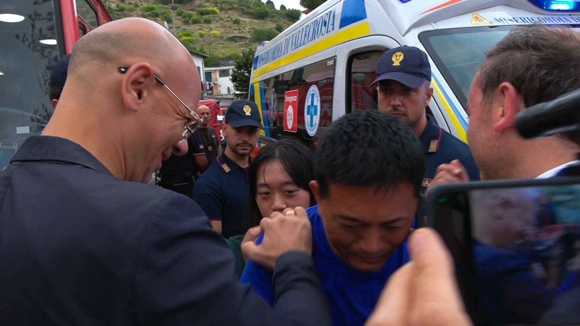 Ritrovato il bambino scomparso a Ventimiglia, l’emozione dei genitori e la loro corsa per abbracciarlo – Video