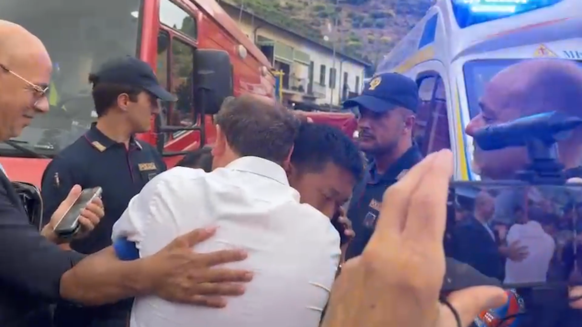 “Grazie a tutti, è andata benissimo”: le parole del padre del piccolo Allan. Poi l’abbraccio col sindaco di Ventimiglia “Grazie a tutti, è andata benissimo”: le parole del padre del piccolo Allan. Poi l’abbraccio col sindaco di Ventimiglia
