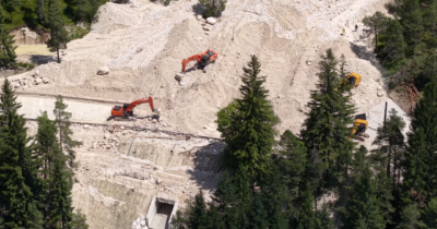 Copertina di Nuova frana a San Vito di Cadore: le immagini dal drone. La strada per Cortina è ancora chiusa al traffico