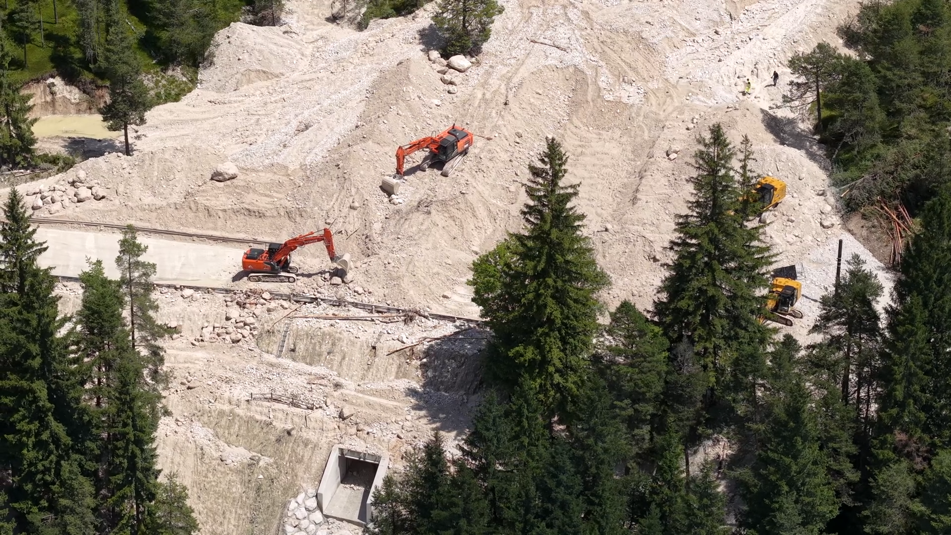Nuova frana a San Vito di Cadore: le immagini dal drone. La strada per Cortina è ancora chiusa al traffico Nuova frana a San Vito di Cadore: le immagini dal drone. La strada per Cortina è ancora chiusa al traffico