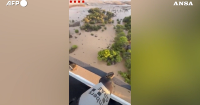 Copertina di Nubifragi in Catalogna, la ricerca di due persone disperse trascinate dalle acque: il video dall’elicottero