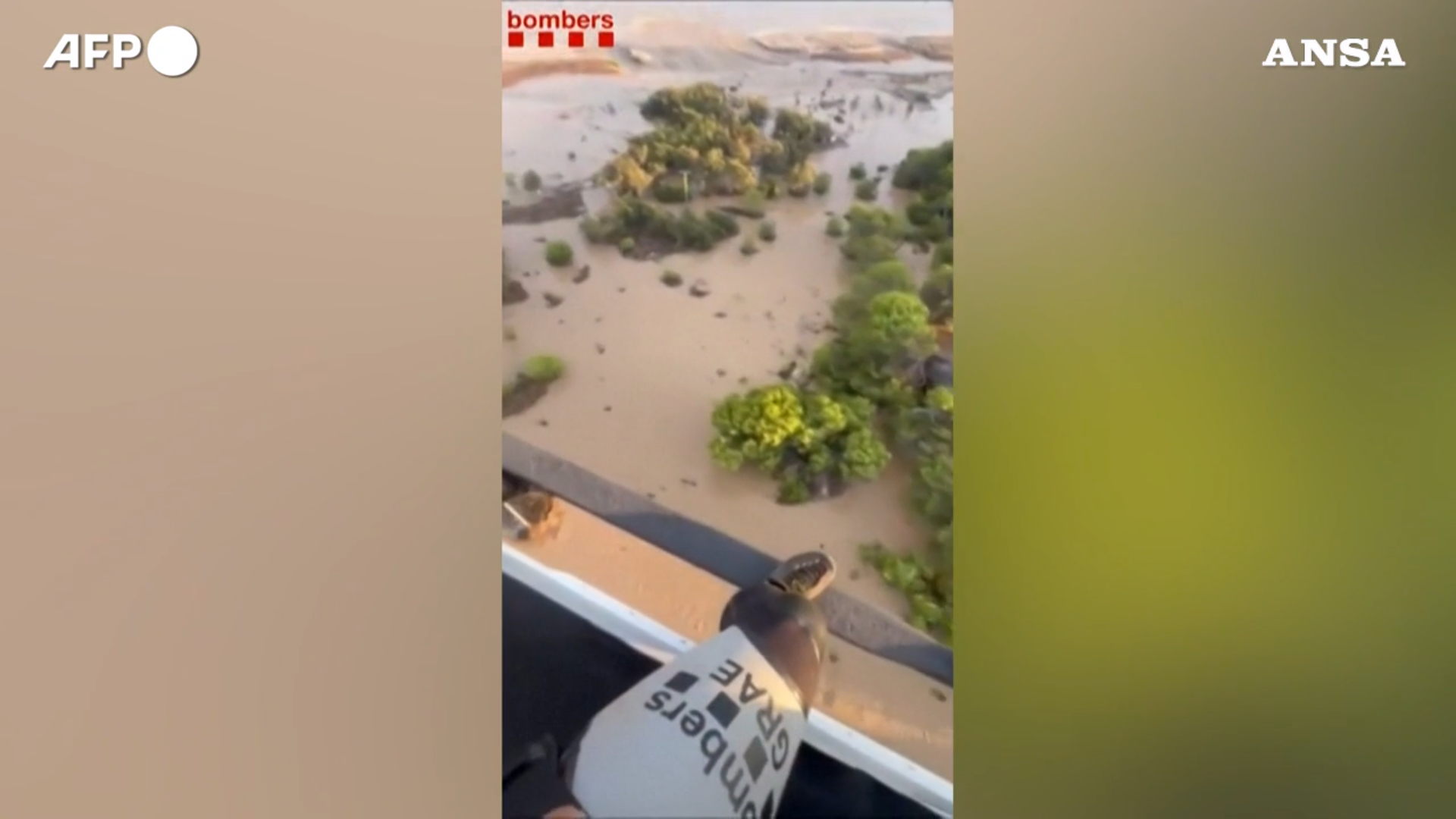 Nubifragi in Catalogna, la ricerca di due persone disperse trascinate dalle acque: il video dall’elicottero Nubifragi in Catalogna, la ricerca di due persone disperse trascinate dalle acque: il video dall’elicottero