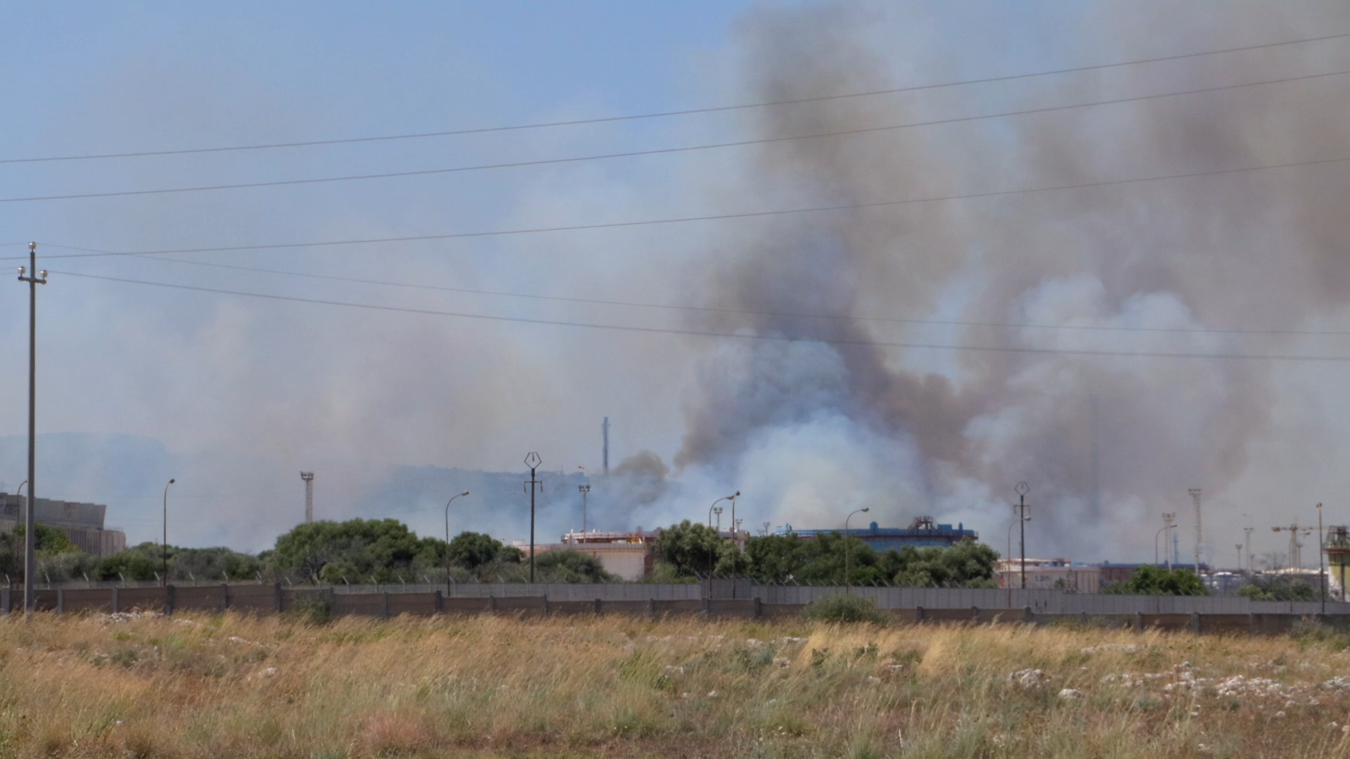 Incendio a Siracusa vicino agli impianti Isab Erg: elicotteri in azione per spegnere il rogo – Video Incendio a Siracusa vicino agli impianti Isab Erg: elicotteri in azione per spegnere il rogo – Video