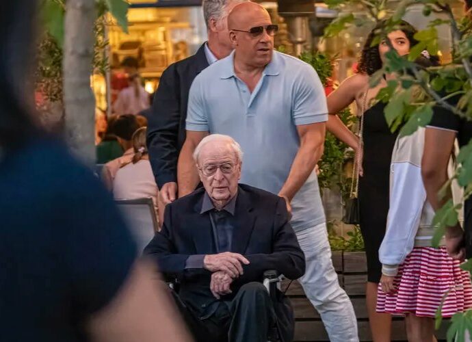 Vin Diesel spinge Michael Caine in sedia a rotelle: la foto fa il giro del mondo