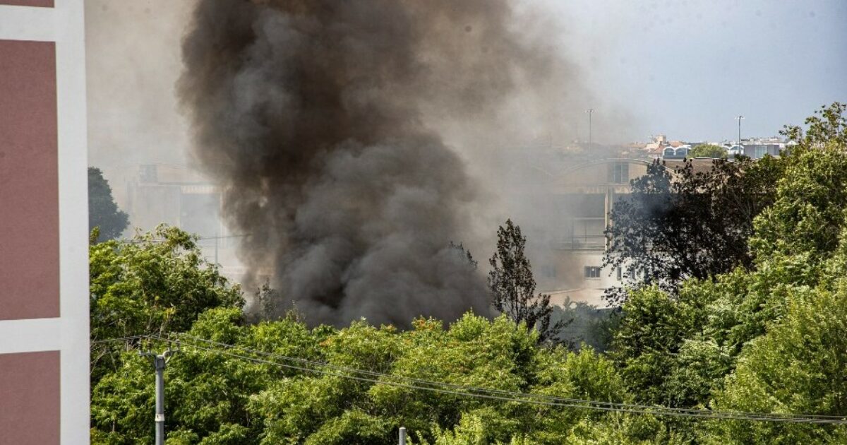 Milano, incendio nel campo rom di via Bonfadini: alta colonna di fumo nero. Rischio disagi a Linate Milano, incendio nel campo rom di via Bonfadini: alta colonna di fumo nero. Rischio disagi a Linate