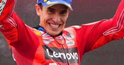 Copertina di MotoGp, zero sorpassi e boom di cadute: al Sachsenring domina Marc Marquez e finiscono la gara in dieci