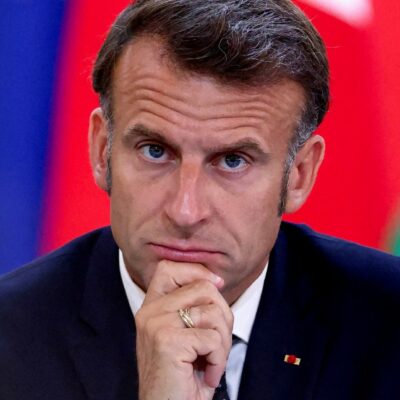 Copertina di Macron: “Ho aperto canali con la Russia, ma dialogo senza troppi interlocutori”. Cremlino: “Ci sono contatti con Parigi”